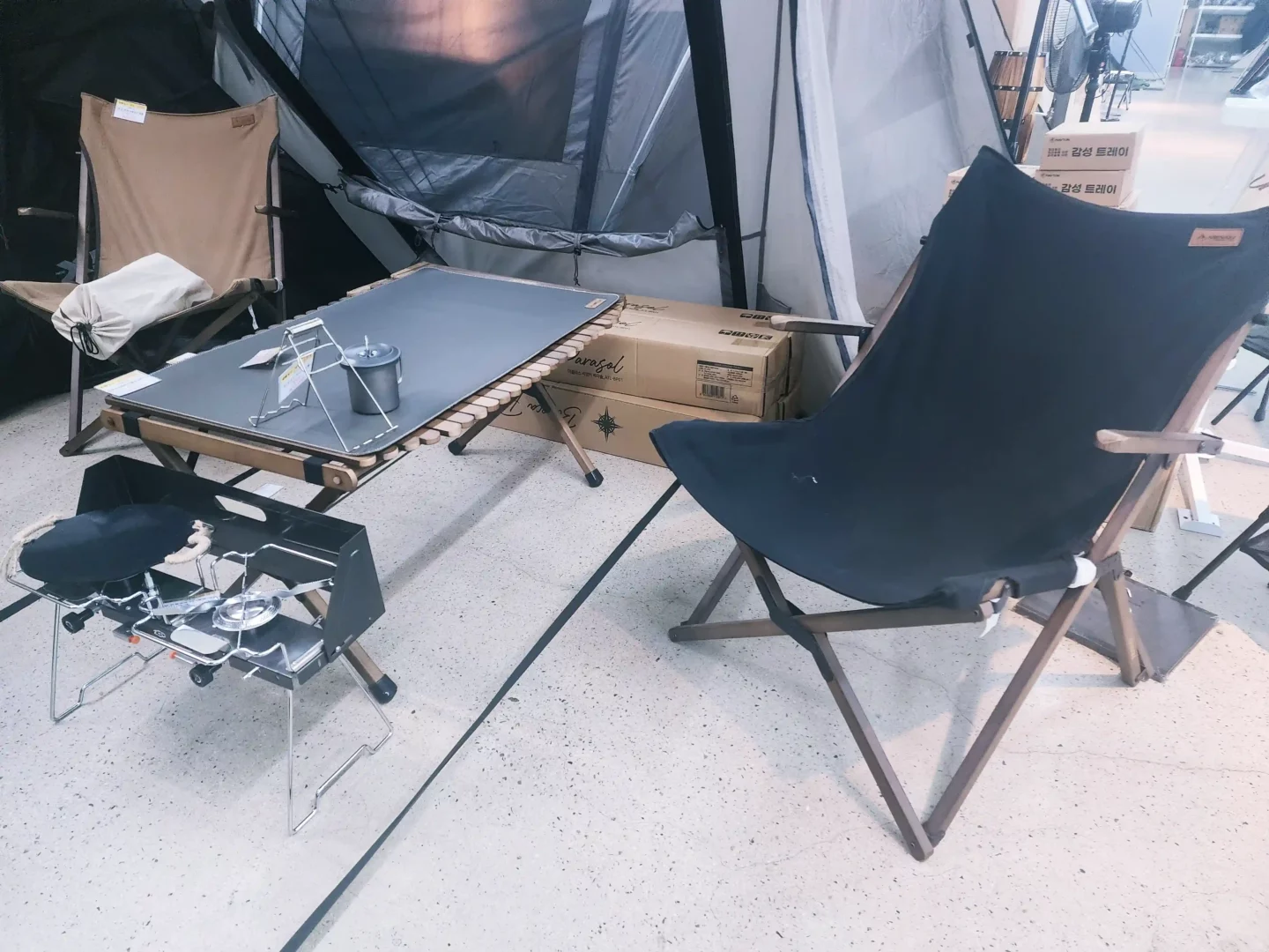 캠핑용품 의자와 테이블 높이의 중요성을 나타낸 사진.